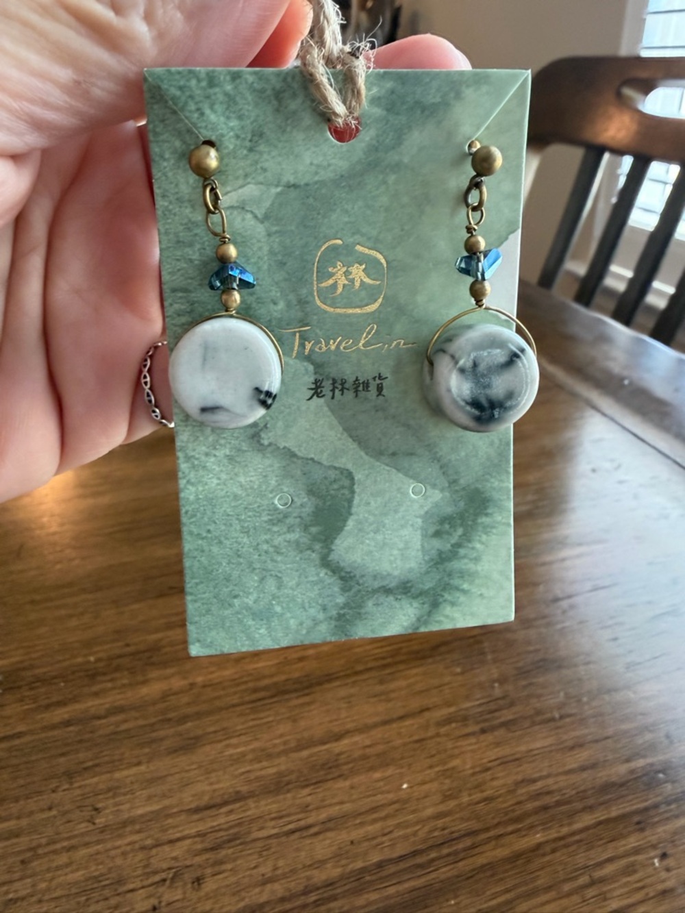 Blue and white marble-effect drop earrings (in copper-tone metal)